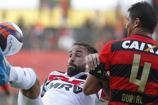 Enquanto o Santa Cruz optou por uma escalao reserva, o Leo surpreendeu ao ir para o clssico com o time titular nesta rodada do Estadual