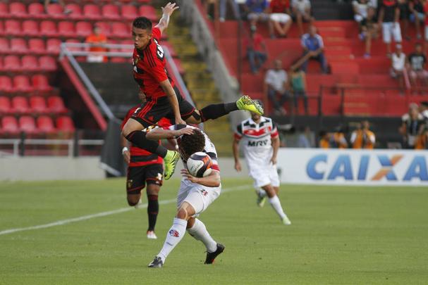Enquanto o Santa Cruz optou por uma escalao reserva, o Leo surpreendeu ao ir para o clssico com o time titular nesta rodada do Estadual