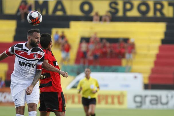 Enquanto o Santa Cruz optou por uma escalao reserva, o Leo surpreendeu ao ir para o clssico com o time titular nesta rodada do Estadual