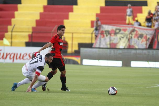 Enquanto o Santa Cruz optou por uma escalao reserva, o Leo surpreendeu ao ir para o clssico com o time titular nesta rodada do Estadual
