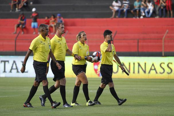 Enquanto o Santa Cruz optou por uma escalao reserva, o Leo surpreendeu ao ir para o clssico com o time titular nesta rodada do Estadual