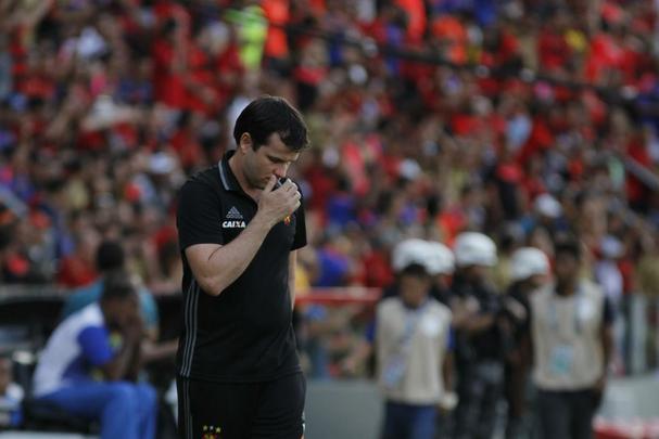 Enquanto o Santa Cruz optou por uma escalao reserva, o Leo surpreendeu ao ir para o clssico com o time titular nesta rodada do Estadual