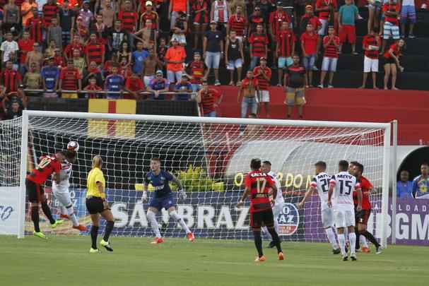 Enquanto o Santa Cruz optou por uma escalao reserva, o Leo surpreendeu ao ir para o clssico com o time titular nesta rodada do Estadual