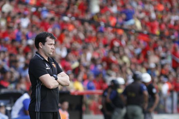 Enquanto o Santa Cruz optou por uma escalao reserva, o Leo surpreendeu ao ir para o clssico com o time titular nesta rodada do Estadual