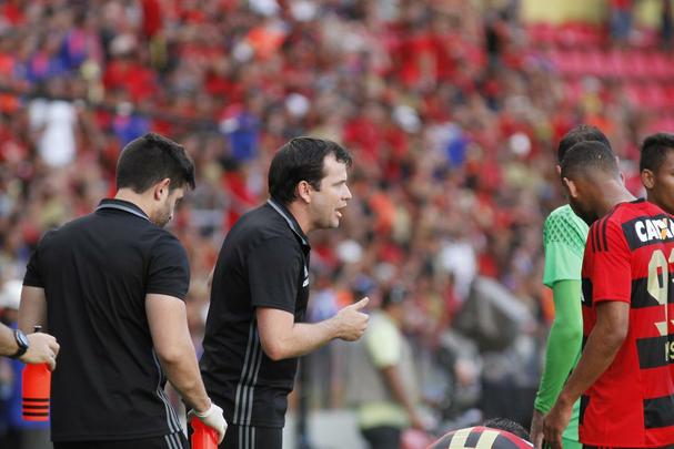 Enquanto o Santa Cruz optou por uma escalao reserva, o Leo surpreendeu ao ir para o clssico com o time titular nesta rodada do Estadual