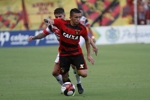 Enquanto o Santa Cruz optou por uma escalao reserva, o Leo surpreendeu ao ir para o clssico com o time titular nesta rodada do Estadual