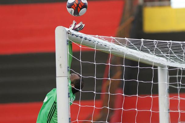 Enquanto o Santa Cruz optou por uma escalao reserva, o Leo surpreendeu ao ir para o clssico com o time titular nesta rodada do Estadual