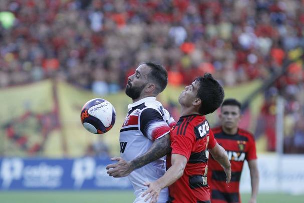 Enquanto o Santa Cruz optou por uma escalao reserva, o Leo surpreendeu ao ir para o clssico com o time titular nesta rodada do Estadual