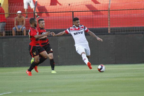 Enquanto o Santa Cruz optou por uma escalao reserva, o Leo surpreendeu ao ir para o clssico com o time titular nesta rodada do Estadual