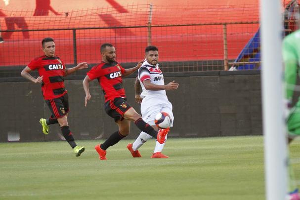 Enquanto o Santa Cruz optou por uma escalao reserva, o Leo surpreendeu ao ir para o clssico com o time titular nesta rodada do Estadual