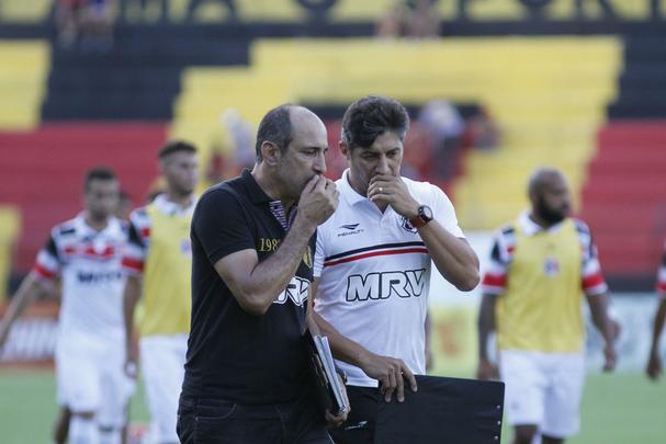 Enquanto o Santa Cruz optou por uma escalao reserva, o Leo surpreendeu ao ir para o clssico com o time titular nesta rodada do Estadual