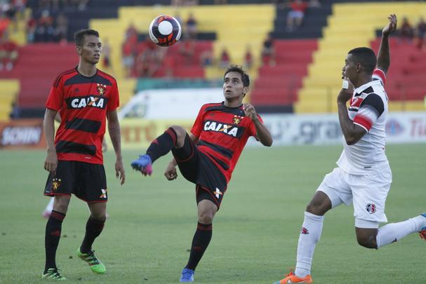 Enquanto o Santa Cruz optou por uma escalao reserva, o Leo surpreendeu ao ir para o clssico com o time titular nesta rodada do Estadual