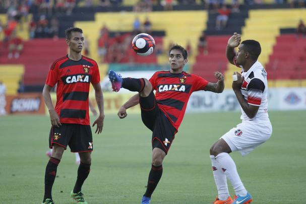 Enquanto o Santa Cruz optou por uma escalao reserva, o Leo surpreendeu ao ir para o clssico com o time titular nesta rodada do Estadual