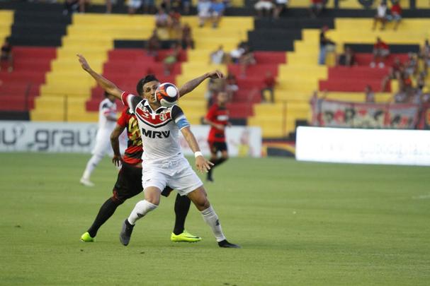 Enquanto o Santa Cruz optou por uma escalao reserva, o Leo surpreendeu ao ir para o clssico com o time titular nesta rodada do Estadual