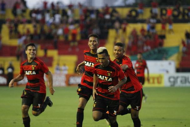 Enquanto o Santa Cruz optou por uma escalao reserva, o Leo surpreendeu ao ir para o clssico com o time titular nesta rodada do Estadual