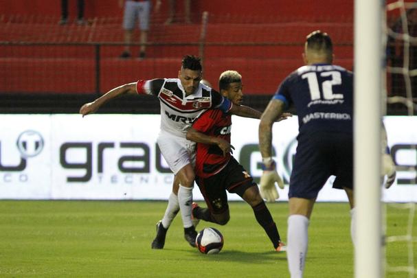 Enquanto o Santa Cruz optou por uma escalao reserva, o Leo surpreendeu ao ir para o clssico com o time titular nesta rodada do Estadual