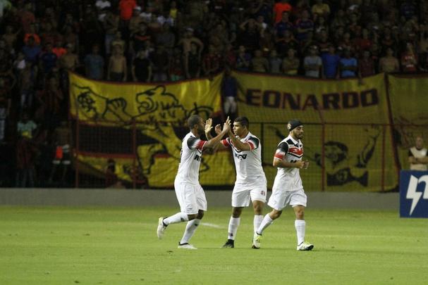 Enquanto o Santa Cruz optou por uma escalao reserva, o Leo surpreendeu ao ir para o clssico com o time titular nesta rodada do Estadual
