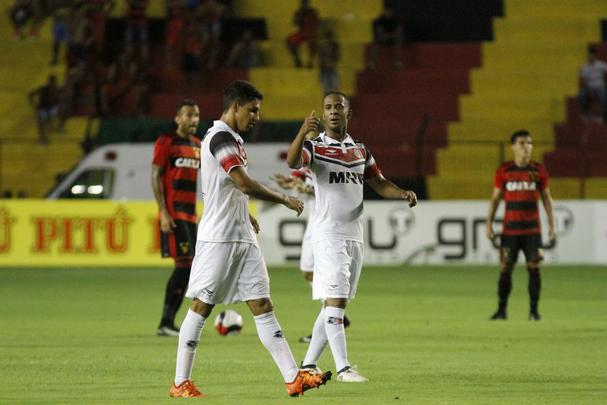 Enquanto o Santa Cruz optou por uma escalao reserva, o Leo surpreendeu ao ir para o clssico com o time titular nesta rodada do Estadual