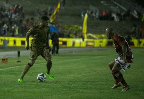 Magno e Augusto abriram os caminhos da vitria do Campinense ainda no primeiro tempo. Juninho ainda diminuiu para o Sport, mas Reinaldo Alagoano marcou o terceiro da Raposa e deu nmeros finais  partida.