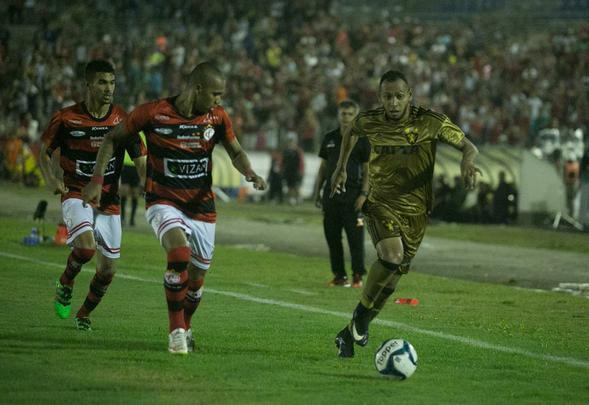 Magno e Augusto abriram os caminhos da vitria do Campinense ainda no primeiro tempo. Juninho ainda diminuiu para o Sport, mas Reinaldo Alagoano marcou o terceiro da Raposa e deu nmeros finais  partida.