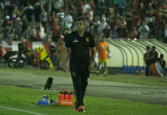 Magno e Augusto abriram os caminhos da vitria do Campinense ainda no primeiro tempo. Juninho ainda diminuiu para o Sport, mas Reinaldo Alagoano marcou o terceiro da Raposa e deu nmeros finais  partida.