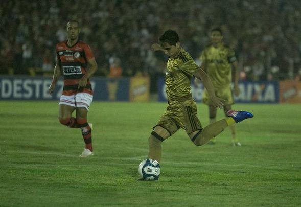 Magno e Augusto abriram os caminhos da vitria do Campinense ainda no primeiro tempo. Juninho ainda diminuiu para o Sport, mas Reinaldo Alagoano marcou o terceiro da Raposa e deu nmeros finais  partida.