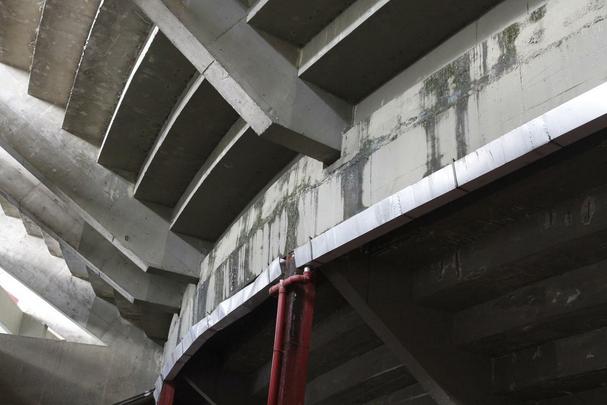 Eliminação das ferragens expostas e das infiltrações na arquibancada das sociais e no setor comum à torcida (acesso a bares e banheiros) está em fase final de obras. Setor é o primeiro a passar por recuperação