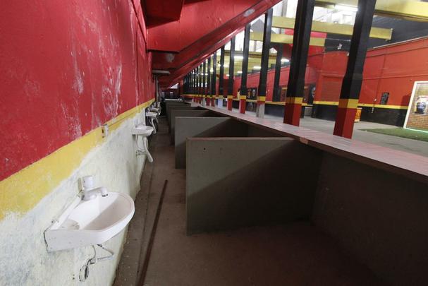 Bares das sociais também estão em fase final de obras. Além de adequar o local de acordo com a exigência da Vigilância Sanitária (com pelo menos uma torneia para cada quadrado), a bancada conta com um rebaixamento especial voltado para o atendimento aos cadeirantes