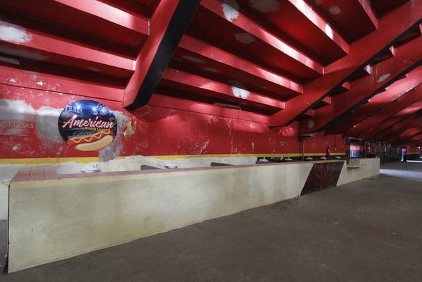 Bares das sociais também estão em fase final de obras. Além de adequar o local de acordo com a exigência da Vigilância Sanitária (com pelo menos uma torneia para cada quadrado), a bancada conta com um rebaixamento especial voltado para o atendimento aos cadeirantes