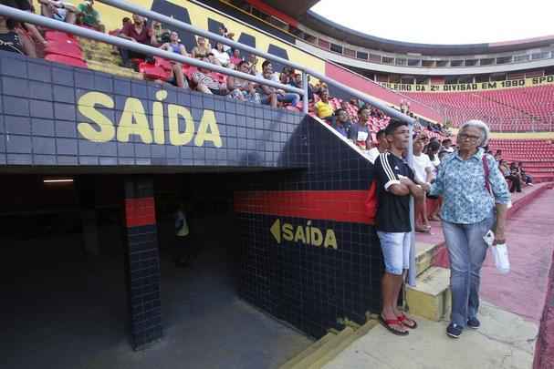 As escadarias para acesso das sociais precisarão sofrer um rebaixamento. Isso se dá por uma exigência do Corpo de Bombeiros, visto que ao subir os primeiros degraus as pessoas um pouco mais altas correm o risco de bater a cabeça no teto