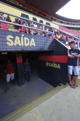 As escadarias para acesso das sociais precisarão sofrer um rebaixamento. Isso se dá por uma exigência do Corpo de Bombeiros, visto que ao subir os primeiros degraus as pessoas um pouco mais altas correm o risco de bater a cabeça no teto