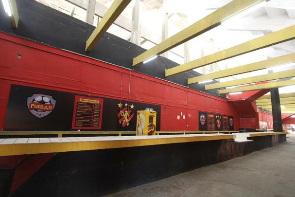 Bares das sociais também estão em fase final de obras. Além de adequar o local de acordo com a exigência da Vigilância Sanitária (com pelo menos uma torneia para cada quadrado), a bancada conta com um rebaixamento especial voltado para o atendimento aos cadeirantes