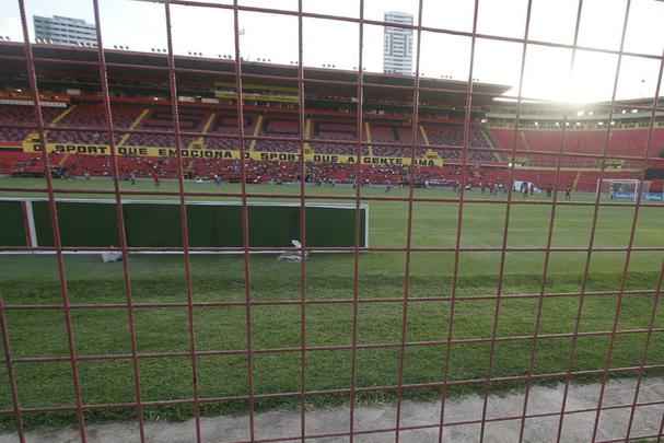 O elevado para cadeirantes no setor da arquibancada frontal também passará por reforma. Com as placas de publicidade em frente ao espaço para deficientes físicos, há muita reclamação referente à visibilidade do campo. Além disso, de maneira irresponsável, o local também costuma ser ocupado por torcedores sem necessidades especiais. O clube promete uma solução para os próximos meses