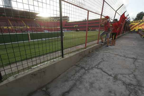 O elevado para cadeirantes no setor da arquibancada frontal também passará por reforma. Com as placas de publicidade em frente ao espaço para deficientes físicos, há muita reclamação referente à visibilidade do campo. Além disso, de maneira irresponsável, o local também costuma ser ocupado por torcedores sem necessidades especiais. O clube promete uma solução para os próximos meses