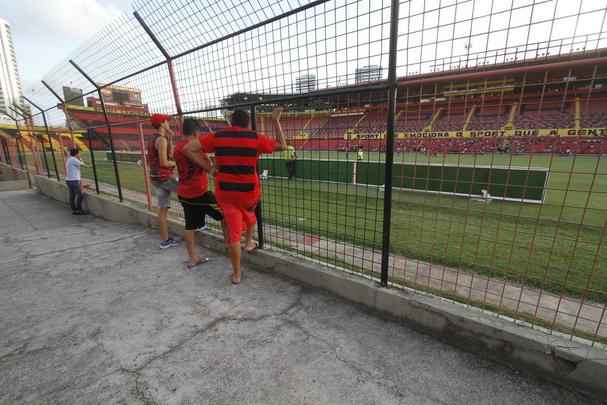 O elevado para cadeirantes no setor da arquibancada frontal também passará por reforma. Com as placas de publicidade em frente ao espaço para deficientes físicos, há muita reclamação referente à visibilidade do campo. Além disso, de maneira irresponsável, o local também costuma ser ocupado por torcedores sem necessidades especiais. O clube promete uma solução para os próximos meses