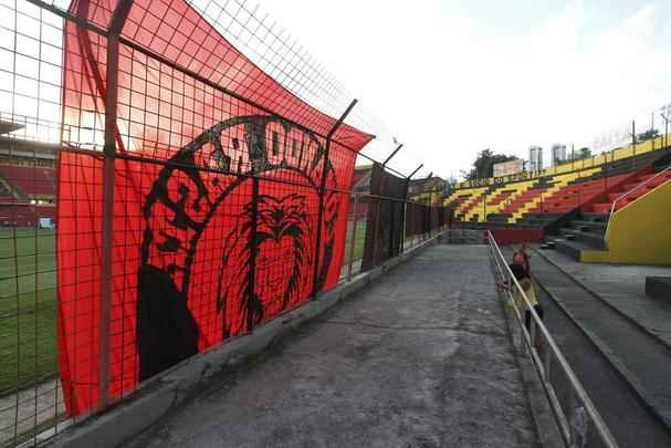 O elevado para cadeirantes no setor da arquibancada frontal também passará por reforma. Com as placas de publicidade em frente ao espaço para deficientes físicos, há muita reclamação referente à visibilidade do campo. Além disso, de maneira irresponsável, o local também costuma ser ocupado por torcedores sem necessidades especiais. O clube promete uma solução para os próximos meses