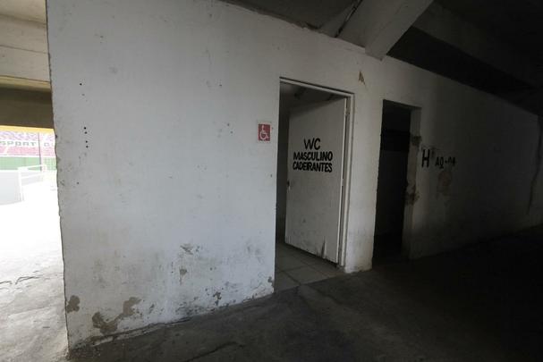 De longe, a parte mais abandonada da Ilha do Retiro diz respeito ao setor interno da arquibancada frontal. Banheiros, bares, pilastras com ferragens expostas, infiltração espalhada por toda parte... Para garantir a segurança do torcedor, o resto de concreto solto precisou ser retirado. O cronograma de obras apresenta uma solução completa para o lugar, incluindo toda a necessidade de integração com a acessibilidade, até o fim de 2018