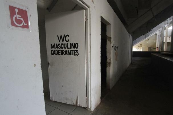 De longe, a parte mais abandonada da Ilha do Retiro diz respeito ao setor interno da arquibancada frontal. Banheiros, bares, pilastras com ferragens expostas, infiltração espalhada por toda parte... Para garantir a segurança do torcedor, o resto de concreto solto precisou ser retirado. O cronograma de obras apresenta uma solução completa para o lugar, incluindo toda a necessidade de integração com a acessibilidade, até o fim de 2018