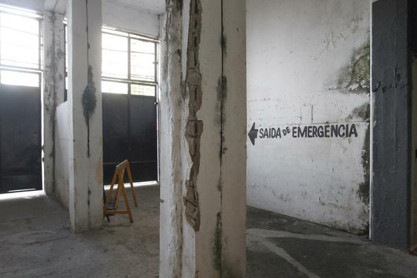 De longe, a parte mais abandonada da Ilha do Retiro diz respeito ao setor interno da arquibancada frontal. Banheiros, bares, pilastras com ferragens expostas, infiltração espalhada por toda parte... Para garantir a segurança do torcedor, o resto de concreto solto precisou ser retirado. O cronograma de obras apresenta uma solução completa para o lugar, incluindo toda a necessidade de integração com a acessibilidade, até o fim de 2018