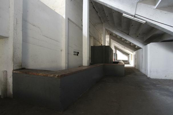 De longe, a parte mais abandonada da Ilha do Retiro diz respeito ao setor interno da arquibancada frontal. Banheiros, bares, pilastras com ferragens expostas, infiltração espalhada por toda parte... Para garantir a segurança do torcedor, o resto de concreto solto precisou ser retirado. O cronograma de obras apresenta uma solução completa para o lugar, incluindo toda a necessidade de integração com a acessibilidade, até o fim de 2018