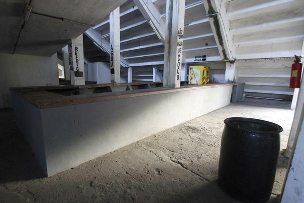 De longe, a parte mais abandonada da Ilha do Retiro diz respeito ao setor interno da arquibancada frontal. Banheiros, bares, pilastras com ferragens expostas, infiltração espalhada por toda parte... Para garantir a segurança do torcedor, o resto de concreto solto precisou ser retirado. O cronograma de obras apresenta uma solução completa para o lugar, incluindo toda a necessidade de integração com a acessibilidade, até o fim de 2018