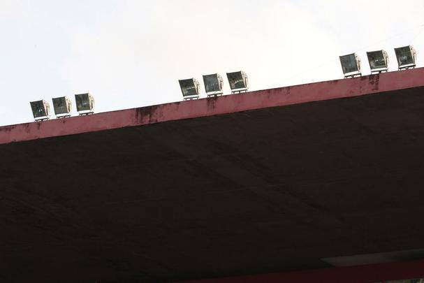 A substituição dos refletores, desgastados pelo tempo, também está no orçamento dos R$ 4 milhões, segundo o departamento de engenharia rubro-negro. No início do ano, em janeiro, uma comissão da CBF foi à Ilha para fazer um estudo sobre a iluminação do estádio. O Sport aguarda o laudo para iniciar as substituições necessárias