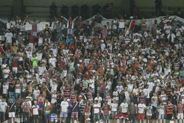 Com gol de Anderson Salles em cobrana de falta, o Santa Cruz garantiu a classificao s semifinais da Copa do Nordeste com uma vitria por 1 a 0 sobre o Itabaiana no Arruda