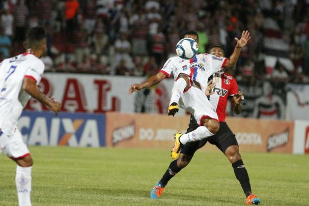 Com gol de Anderson Salles em cobrana de falta, o Santa Cruz garantiu a classificao s semifinais da Copa do Nordeste com uma vitria por 1 a 0 sobre o Itabaiana no Arruda