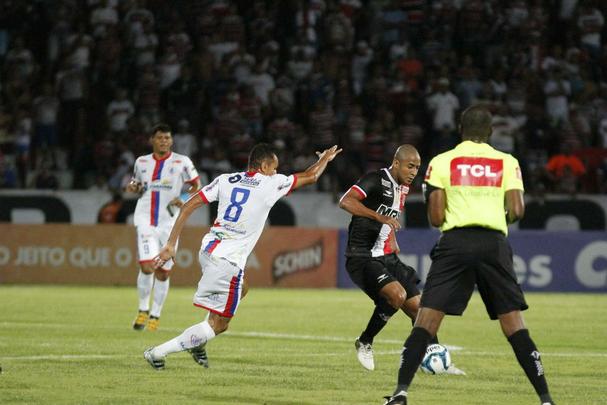 Com gol de Anderson Salles em cobrana de falta, o Santa Cruz garantiu a classificao s semifinais da Copa do Nordeste com uma vitria por 1 a 0 sobre o Itabaiana no Arruda