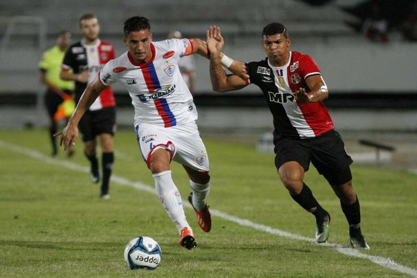 Com gol de Anderson Salles em cobrana de falta, o Santa Cruz garantiu a classificao s semifinais da Copa do Nordeste com uma vitria por 1 a 0 sobre o Itabaiana no Arruda