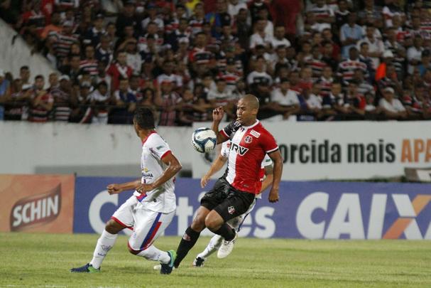 Com gol de Anderson Salles em cobrana de falta, o Santa Cruz garantiu a classificao s semifinais da Copa do Nordeste com uma vitria por 1 a 0 sobre o Itabaiana no Arruda