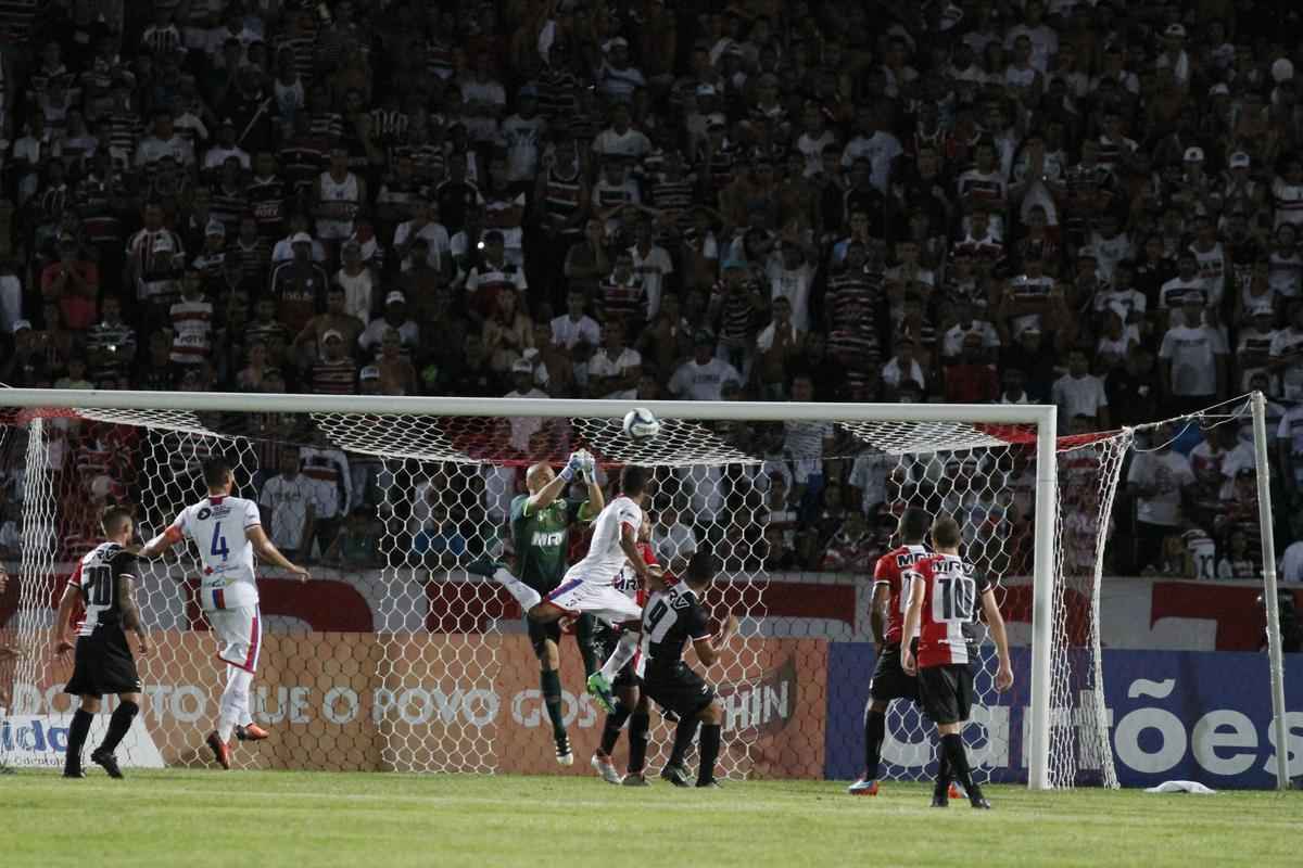 Com gol de Anderson Salles em cobrana de falta, o Santa Cruz garantiu a classificao s semifinais da Copa do Nordeste com uma vitria por 1 a 0 sobre o Itabaiana no Arruda