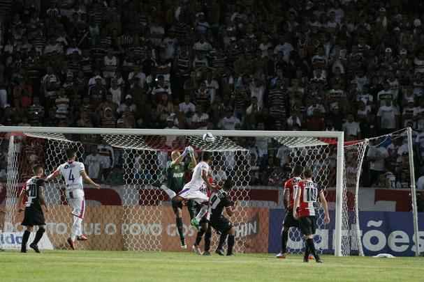 Com gol de Anderson Salles em cobrança de falta, o Santa Cruz garantiu a classificação às semifinais da Copa do Nordeste com uma vitória por 1 a 0 sobre o Itabaiana no Arruda