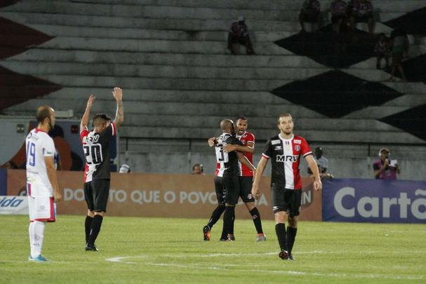 Com gol de Anderson Salles em cobrana de falta, o Santa Cruz garantiu a classificao s semifinais da Copa do Nordeste com uma vitria por 1 a 0 sobre o Itabaiana no Arruda